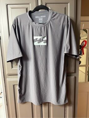 Billabong Men's Gray Performance Swim short-Sleeve Shirt